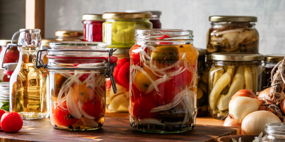 Fermenting and pickling vegetables in jars